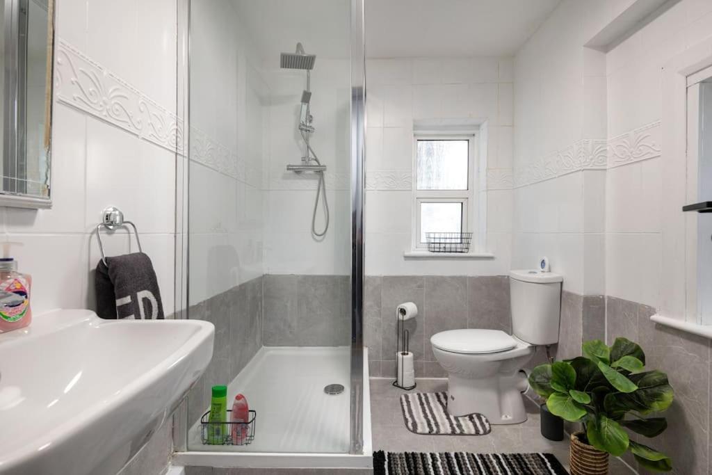 2A - Bright & Airy 2 Bed Flat - 20 Mins To Central Londra Dış mekan fotoğraf