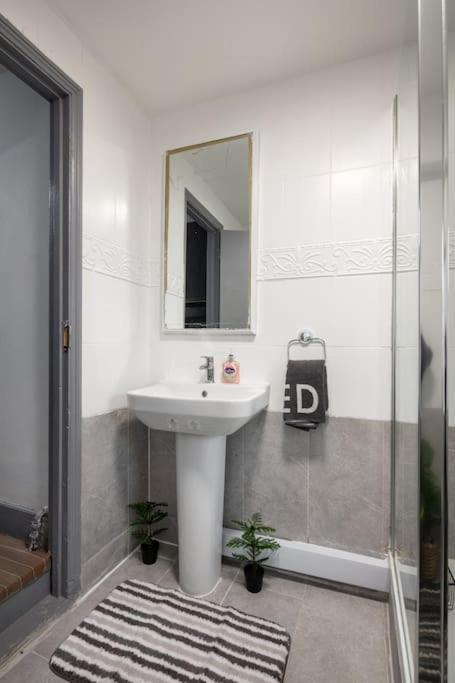 2A - Bright & Airy 2 Bed Flat - 20 Mins To Central Londra Dış mekan fotoğraf