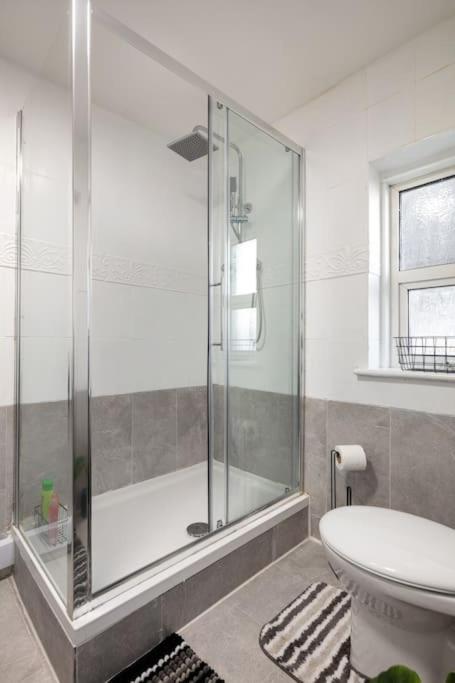 2A - Bright & Airy 2 Bed Flat - 20 Mins To Central Londra Dış mekan fotoğraf